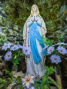 Socha Panny Márie v lurdskej jaskynke