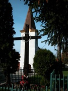 Drevený kríž pred kostolom Povýšenia sv. kríža na Cajle.jpg