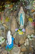 Jaskynka so sochou lurdskej Panny Márie detail