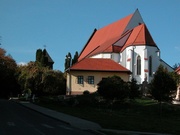 gatický kostol s drevenou zvonicou.jpg