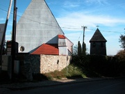 gatický kostol s drevenou zvonicou2.jpg