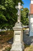 Kríž pred farským kostolom Najsvätejšej Trojice z roku 1873