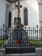 Pomník padlým v I. sv. vojne pri Farskom kostole.jpg