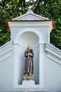 Socha sv. Antona nad vchodom do areálu Čierneho kláštora